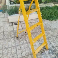 چهارپایه تاشو آهنی فلزی و یک نردبان چوبی 9 پایه