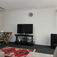 تلوزیون سامسونگ ۴۰ اینچی به همراه میز تلوزیون