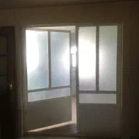 در آهنی بزرگ با چهارچوب