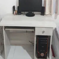 میز کامپیوتر در حد نو