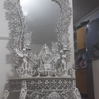 آینه ی و شمعدان ،ساعت رومیزی و ساعت دیواری ست.