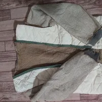 مقداری لباس سربازی به فروش میرسد