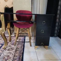 میز کاشت ناخن بسیار تمیز به همراه صندلی