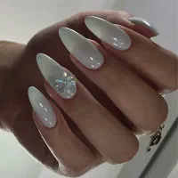 اموزش وکاشت ناخن تمیز و حرفه ای