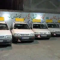 مربی آموزشگاه رانندگی ماشین