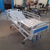 تخت بیمارستانی سه شکن با قابلیت تنظیم ارتفاع