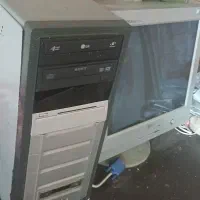 کامپیوتر به همراه کیبورد و موس و میز .