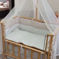 تخت کنار مادر
