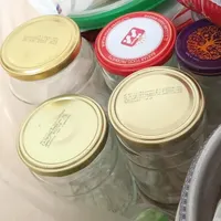 تعدادی شیشه ترشی