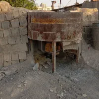 کارگر بلوک زن با دستگاه اتومات
