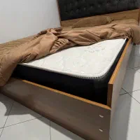 تخت به هراه تشک ومیز آرایش