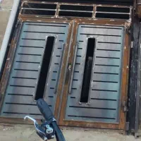 در دو لنگه ماشین رو