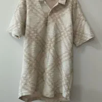 یک تی شرت دکمه دار سایز M