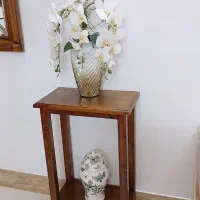 میز کنار سالنی چوبی و میز تحریر