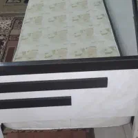 تخت یک نفره ب همراه تشک فنری