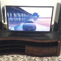 تلویزیون ۴۰ اینچ توشیبا و میز تلویزیون  بزرگ