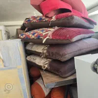 تعدادی پشتی و نیمکت کافه
