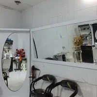 دکور ارایشگاه و ایینه بزرگ