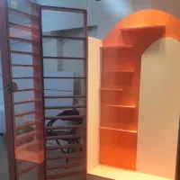 ویترین صورتی و صندلی