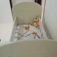 تخت کنار مادر