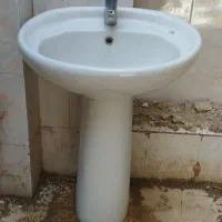 چهار عدد روشویی با پایه درحد نووکاملا سالم وبزرگ