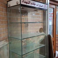 قفسه شیشه ای مقاوم دارای طبقه مقاوم با سیم بوکسل