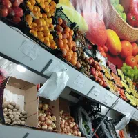 دوعددمیزمیوه فروشی پاچال صندلی ماشین حساب ترازو