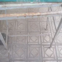 یک چهار پایه ۱متری با قوطی سنگین ساختمش