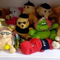 تعدادی عروسک و اسباب بازی سالم وتمیز