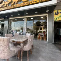 فروشنده و همکار خانم و آقا در مبلمان