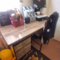 یک عدد میز تحریر