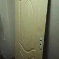 درب چوبی سالم در حد نو با دستگیره