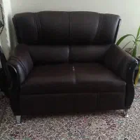 مبل‌چرم‌به‌همراه‌یه‌میز‌بزرگ‌و۴تا‌عسلی‌۱۸‌میلیون‌‌