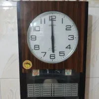 ساعت دیواری عتیقه و چراغ نفتی