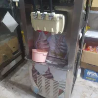یک عدد یخچال بستنی قیفی خیلی تمیز وکاملا سالم