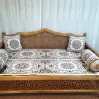 تخت سنتی همراه با خان نشین ۲.در ۱۵۵