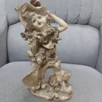 تعدادی مجسمه وساعت