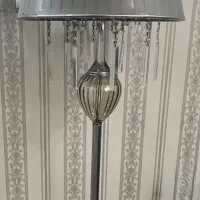 اباژور ایستاده کنار سالنی