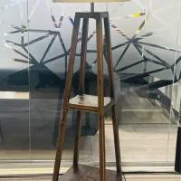 آباژور ایستاده