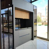 دکور کابینت هایگلس با شیشه دکو فیکس