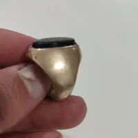 انگشتر قدیمی. نگین مشکی خطی