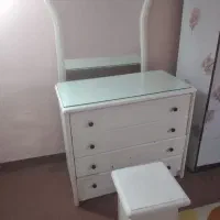 دراور همراه با آینه و صندلی