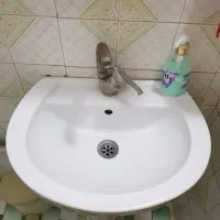 سنگ روشویی پایه‌دار چینی سالم و تمیز