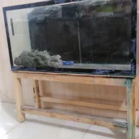 آکواریوم بزرگ به همراه پایه چوبی