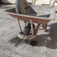 یکسری لوازم بنایی شامل فرغون وبیل و کلنگ و...