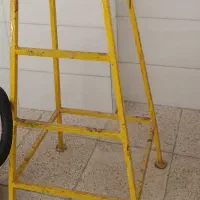 چهارپایه فلزی سالم