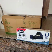 تخت کنار مادر زویه و ساک حمل نوزاد چیکو