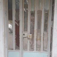 درب حیاط سه لنگه با قفل و درب نفر رو بدون قفل