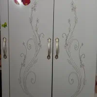 کمد لباس ودارای ۳تا کشو  فقط یک قسمش اینه شکسته