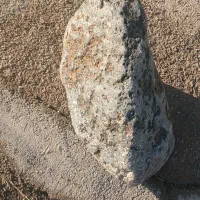 سنگ...یه تیکه‌شبیه.چکمه یاپوتین